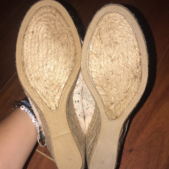 White Mountain Lace Wedges - Picture 3 of 3